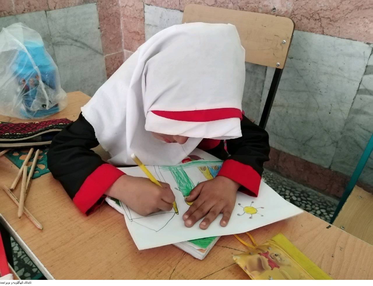 برگزاری نمایشگاه نقاشی به مناسبت اربعین حسینی توسط دانش آموزان مدرسه انقلاب لنده+تصاویر