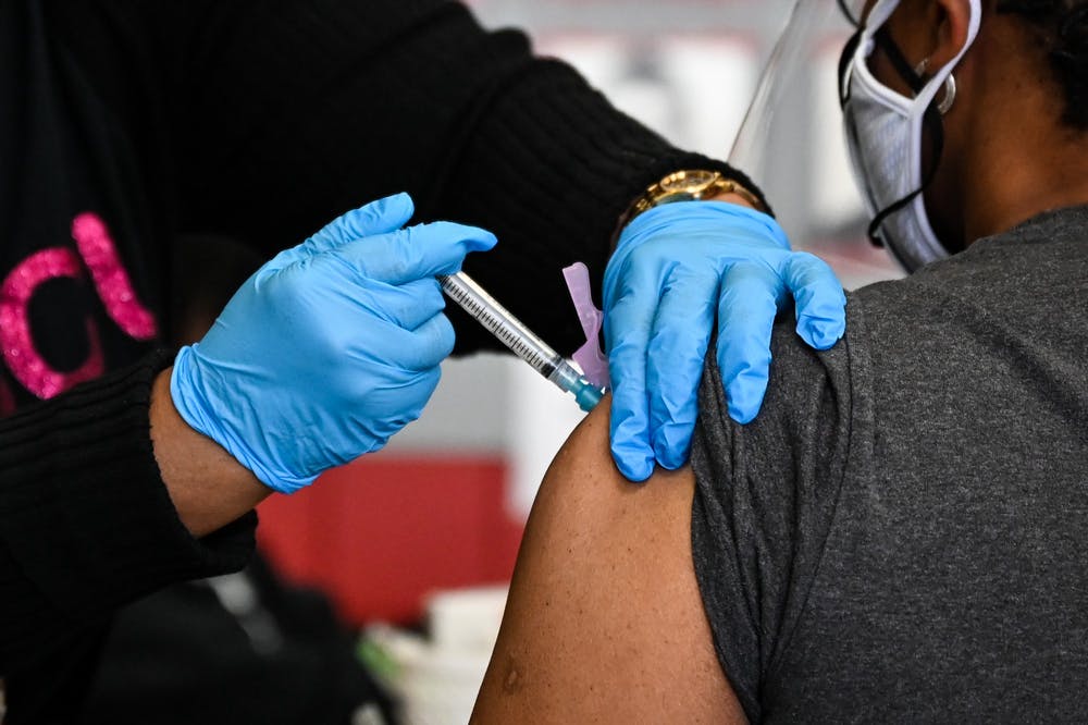 واکسیناسیون دانش آموزان در استان سمنان آغاز می شود