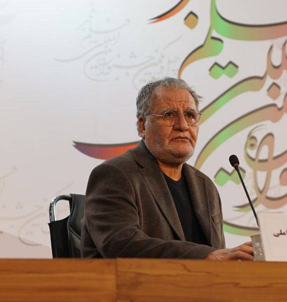 ۲۴ سال پیش حرفم را با دختری با کفشهای کتانی زده ام