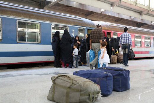سرگردانی مسافران در ایستگاه صفاشهر/ نقص فنی ۴ ساعته قطار شیراز-تهران را از حرکت انداخت