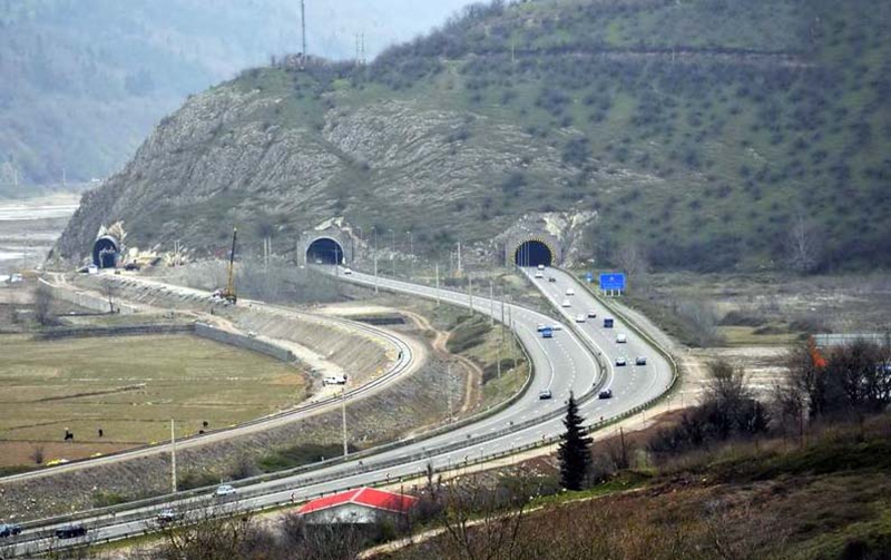 چالش روشنایی و آسفالت در محور رشت&ndash;لوشان/چاله&zwnj;ها و پل&zwnj;های خطرناک در مسیر ورودی گیلان