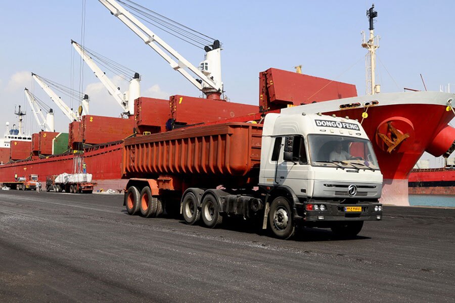 شانزدهمین شناور کالای اساسی در بندرشهید رجایی پهلودهی شد