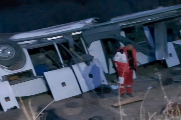 واژگونی اتوبوس اسکانیا در محور یاسوج به اصفهان واژگونی اتوبوس اسکانیا در محور یاسوج به اصفهان